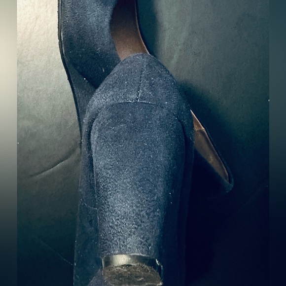 Blue navy Suede CL by Laundry. Size 6 - Picture 2 of 3